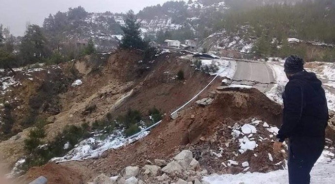 Antalya'da Heyelan, Yol Çöktü: 5 Mahalleye Ulaşım Kapandı | Antalya Cityzone