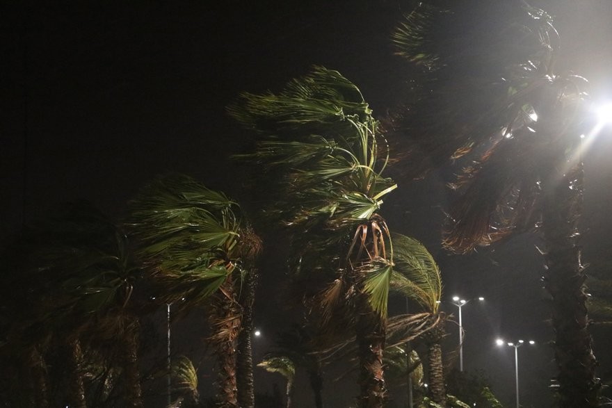 Antalya’da Şiddetli Fırtına Hastaneden Parça Kopardı! Antalya Cityzone